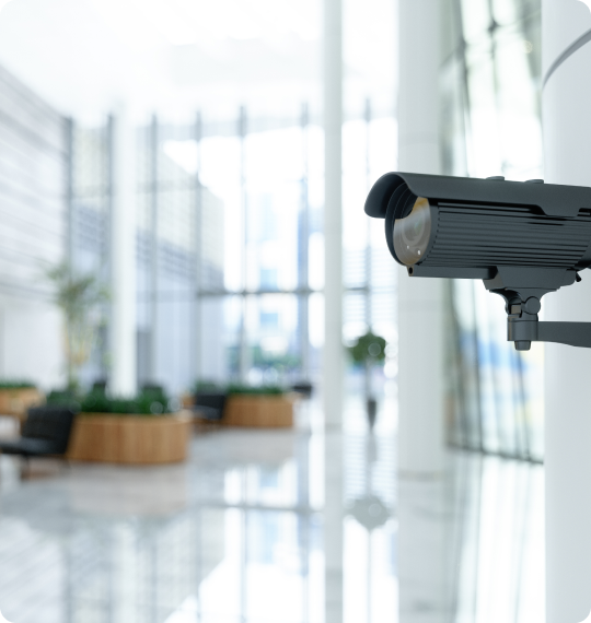 caméra de vidéosurveillance intelligente installée dans un bâtiment professionnel