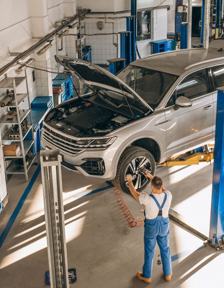 Security in an automotive garage under ANAVEO supervision: vehicle and staff protection