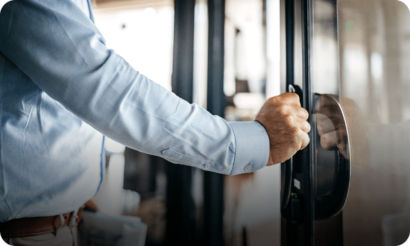 Utilisateur accédant à un bâtiment via un système de contrôle d’accès