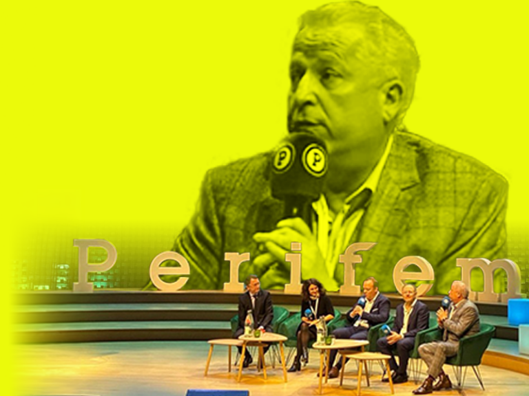 Table ronde lors des PERFEM Awards avec intervenants sur scène autour de la performance et de l’innovation